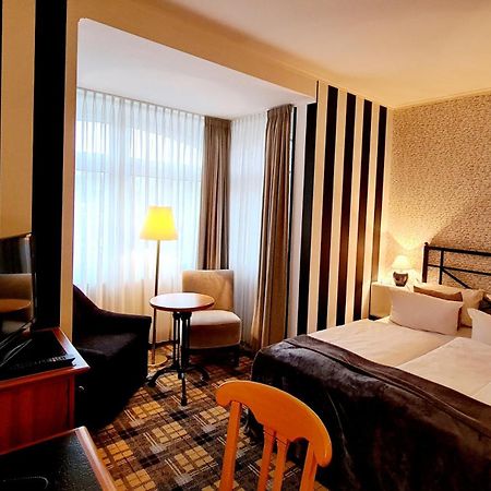 נויהאוס אם רנווג Hotel Schieferhof - Glaslust מראה חיצוני תמונה