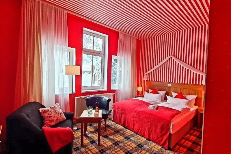 נויהאוס אם רנווג Hotel Schieferhof - Glaslust מראה חיצוני תמונה