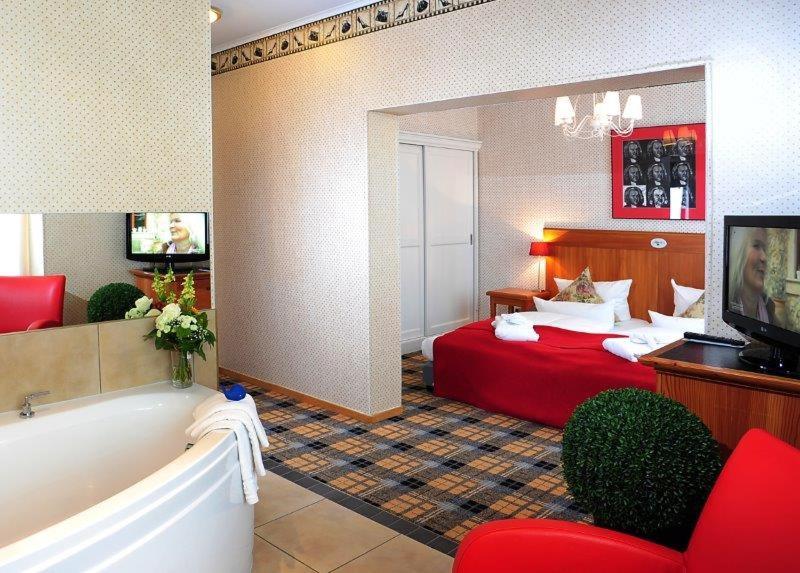 נויהאוס אם רנווג Hotel Schieferhof - Glaslust מראה חיצוני תמונה