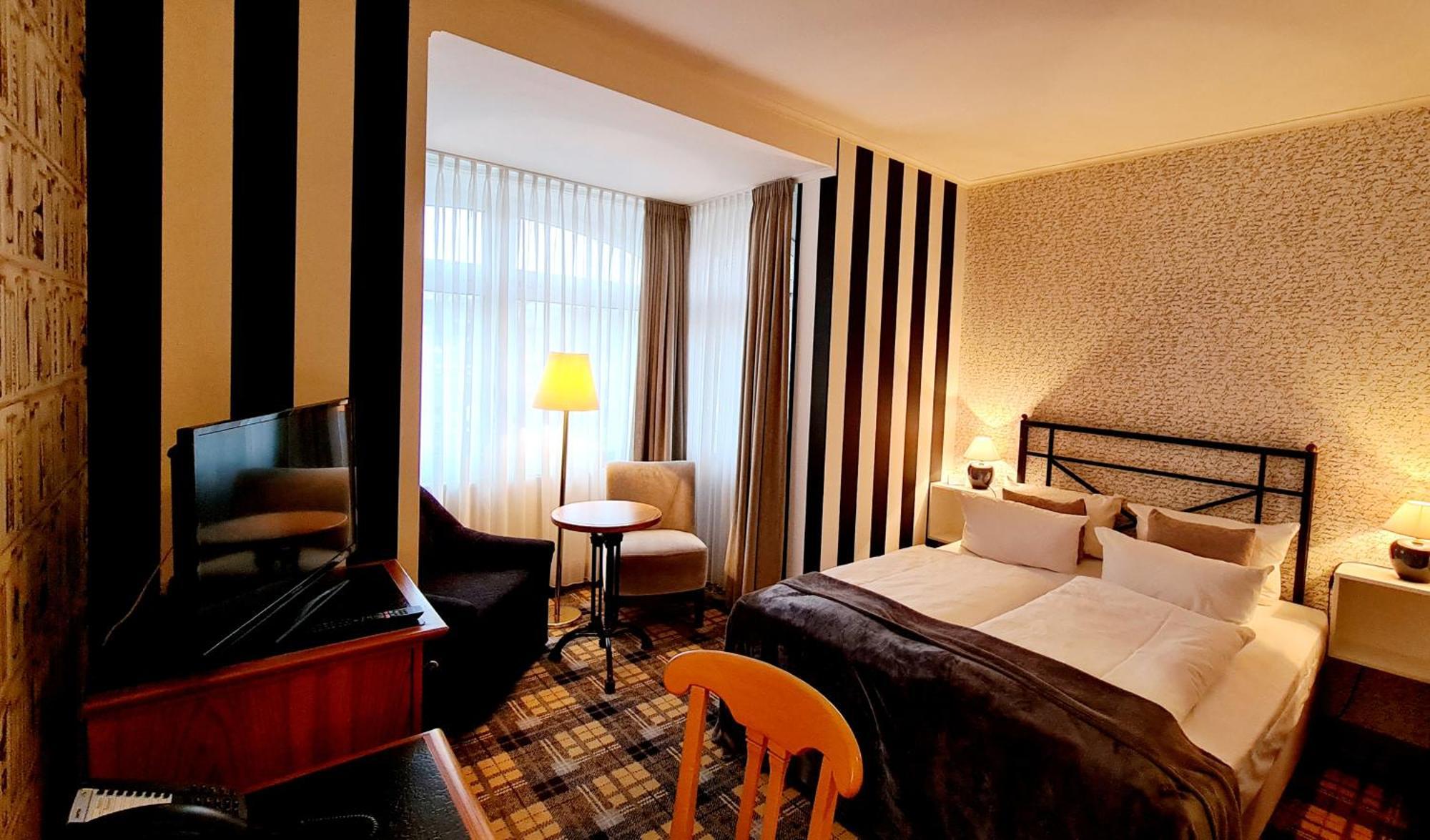 נויהאוס אם רנווג Hotel Schieferhof - Glaslust מראה חיצוני תמונה