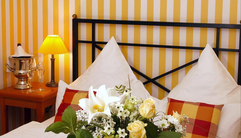 נויהאוס אם רנווג Hotel Schieferhof - Glaslust מראה חיצוני תמונה