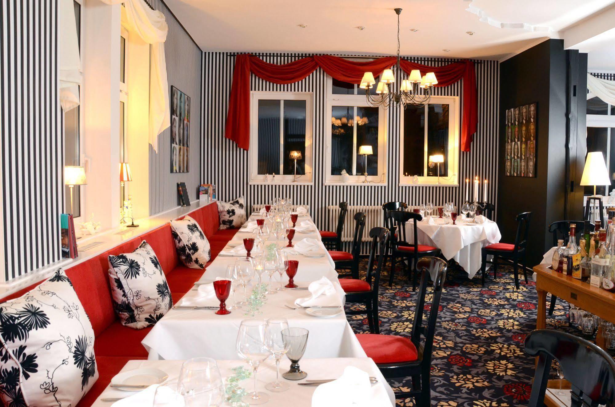 נויהאוס אם רנווג Hotel Schieferhof - Glaslust מראה חיצוני תמונה