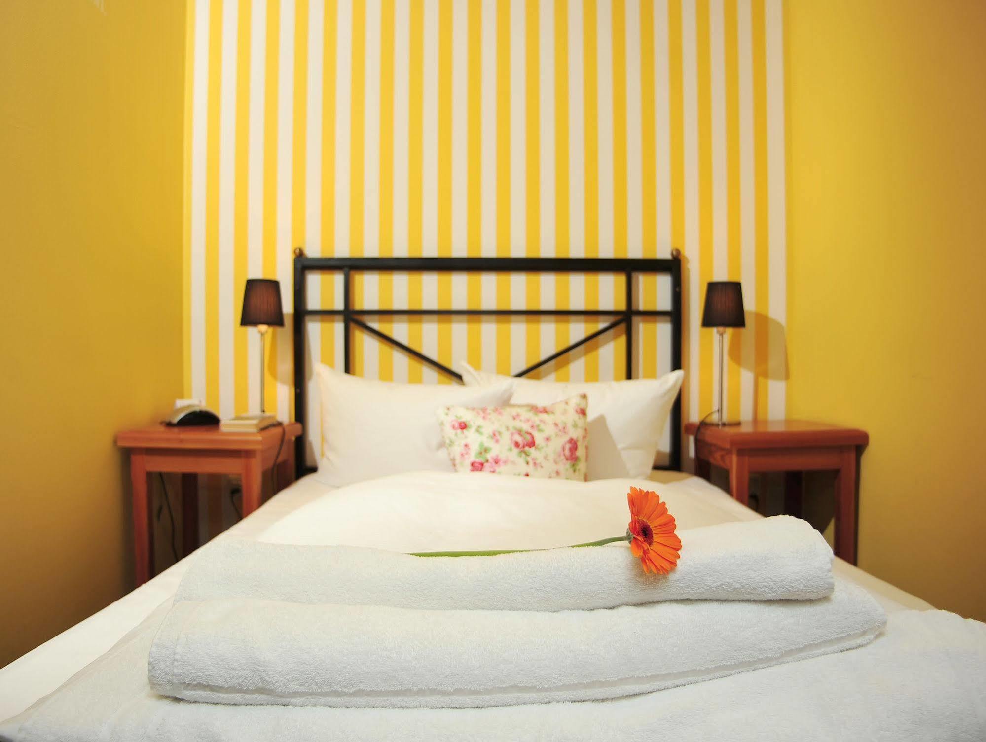 נויהאוס אם רנווג Hotel Schieferhof - Glaslust מראה חיצוני תמונה