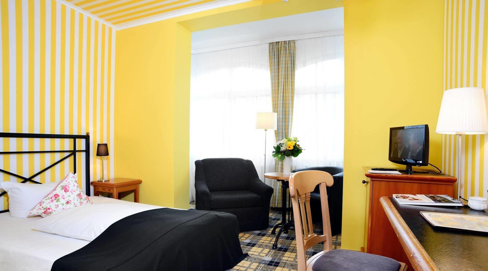 נויהאוס אם רנווג Hotel Schieferhof - Glaslust מראה חיצוני תמונה